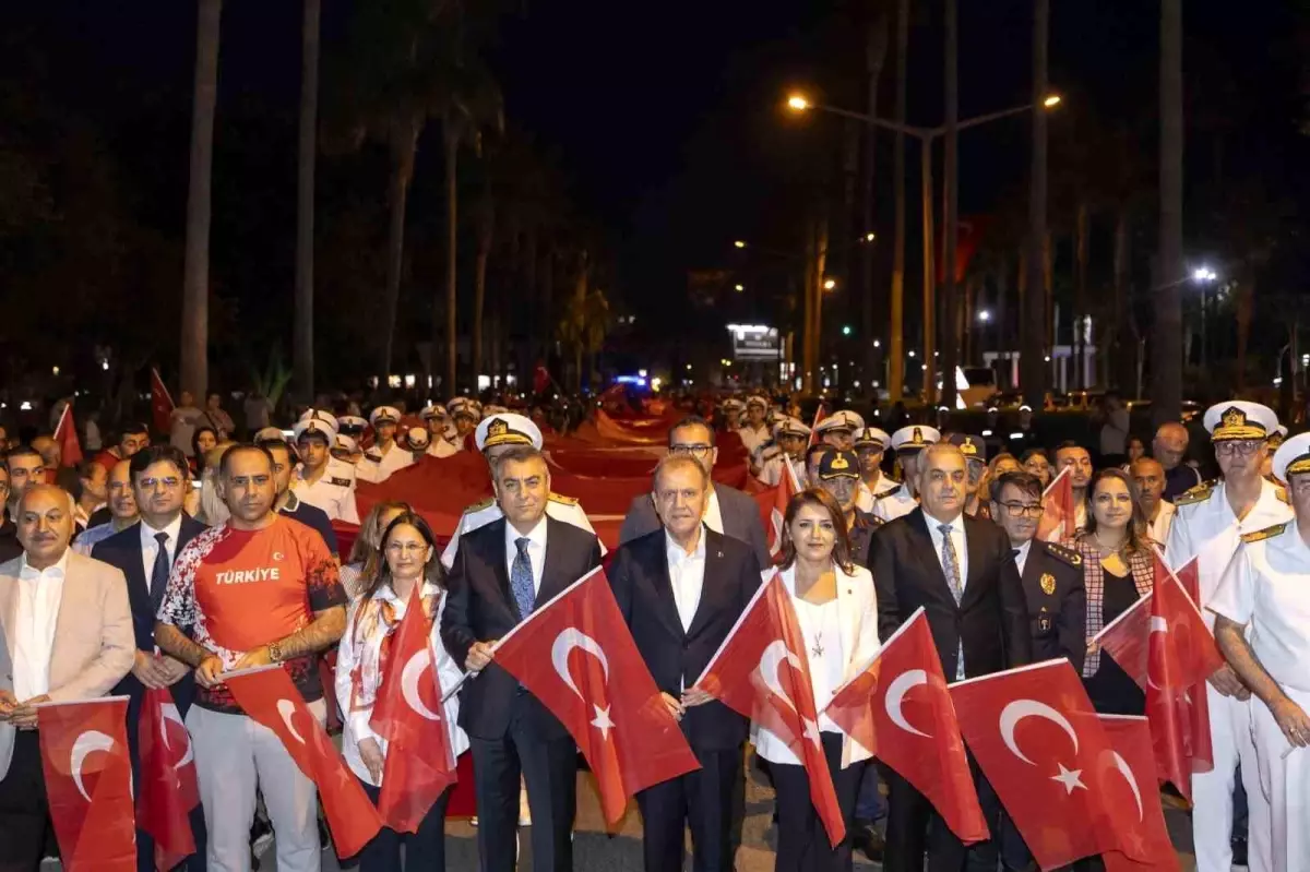 Mersin\'de 102 Metre Uzunluğundaki Türk Bayrağı ile Cumhuriyet Bayramı Yürüyüşü