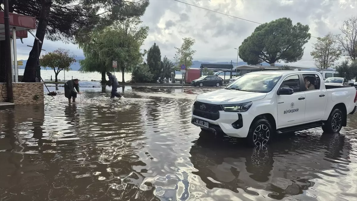 Muğla\'da Sağanak Yağış Felç Etti