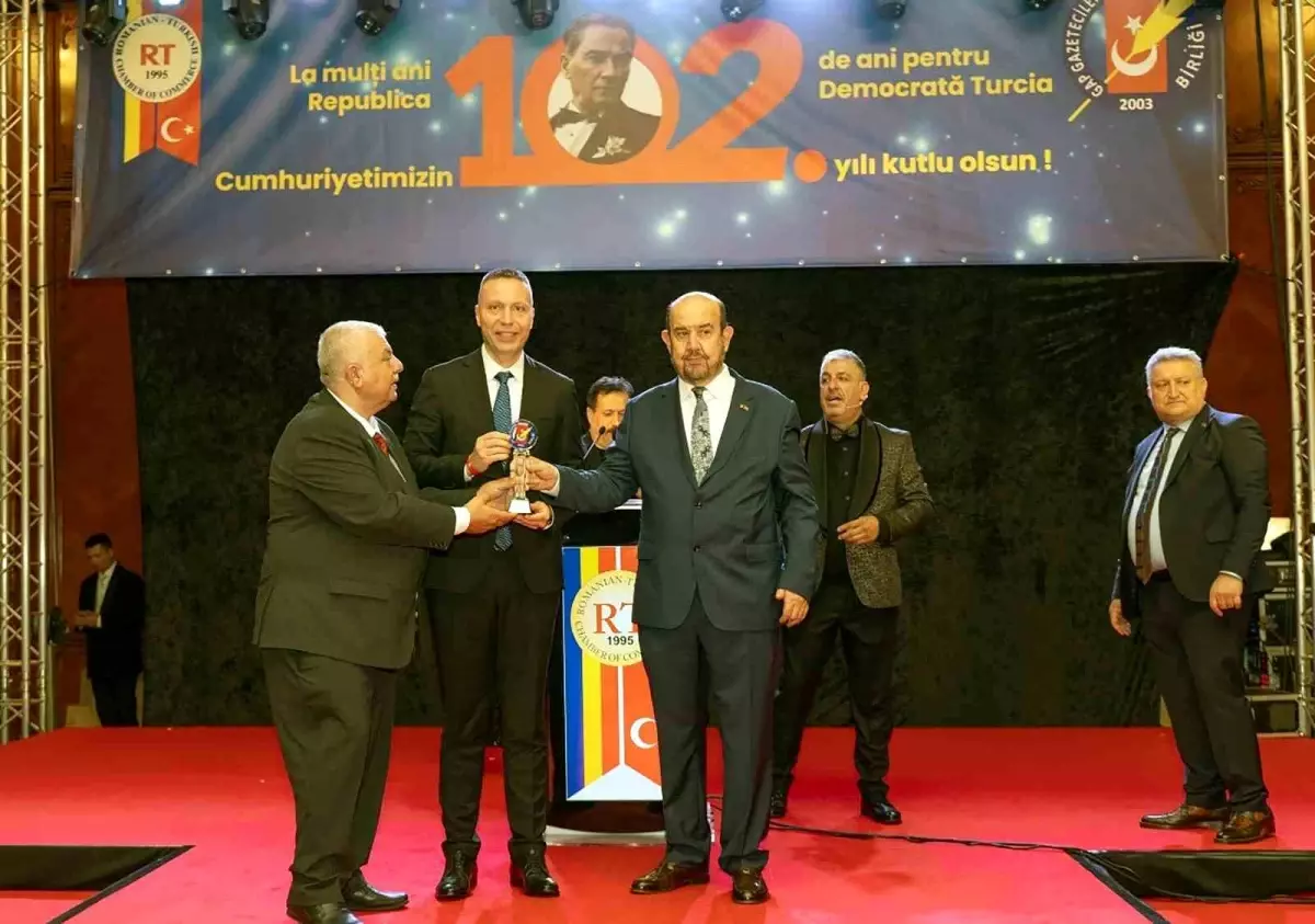 Vali Akbıyık, Yılın Valisi Ödülünü Aldı