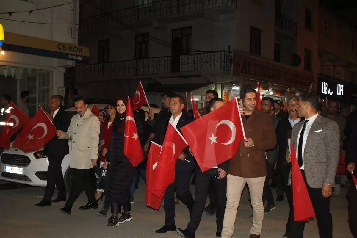 Muş\'ta Cumhuriyet\'in 102. yıl dönümü fener alayı ile kutlandı