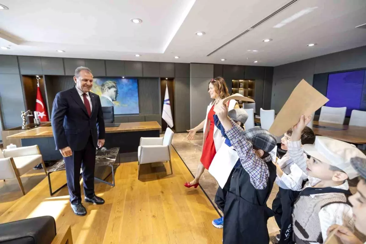 Cumhuriyetin 102. Yılı Kutlaması: Öğrencilerden Vahap Seçer\'e Anlamlı Ziyaret