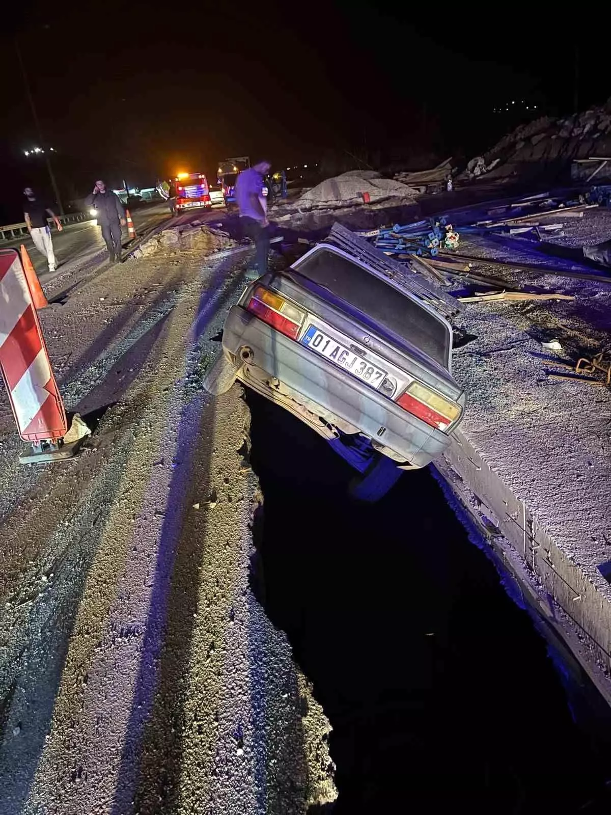 Bahçe’de Çukur Hüsranı: İki Araç Düşüp Sürücüler Yaralandı