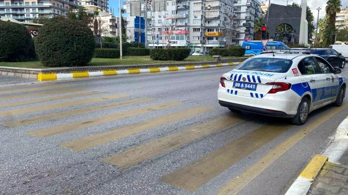 Aydın\'da Genç Kıza Para Transfer Aracı Çarptı