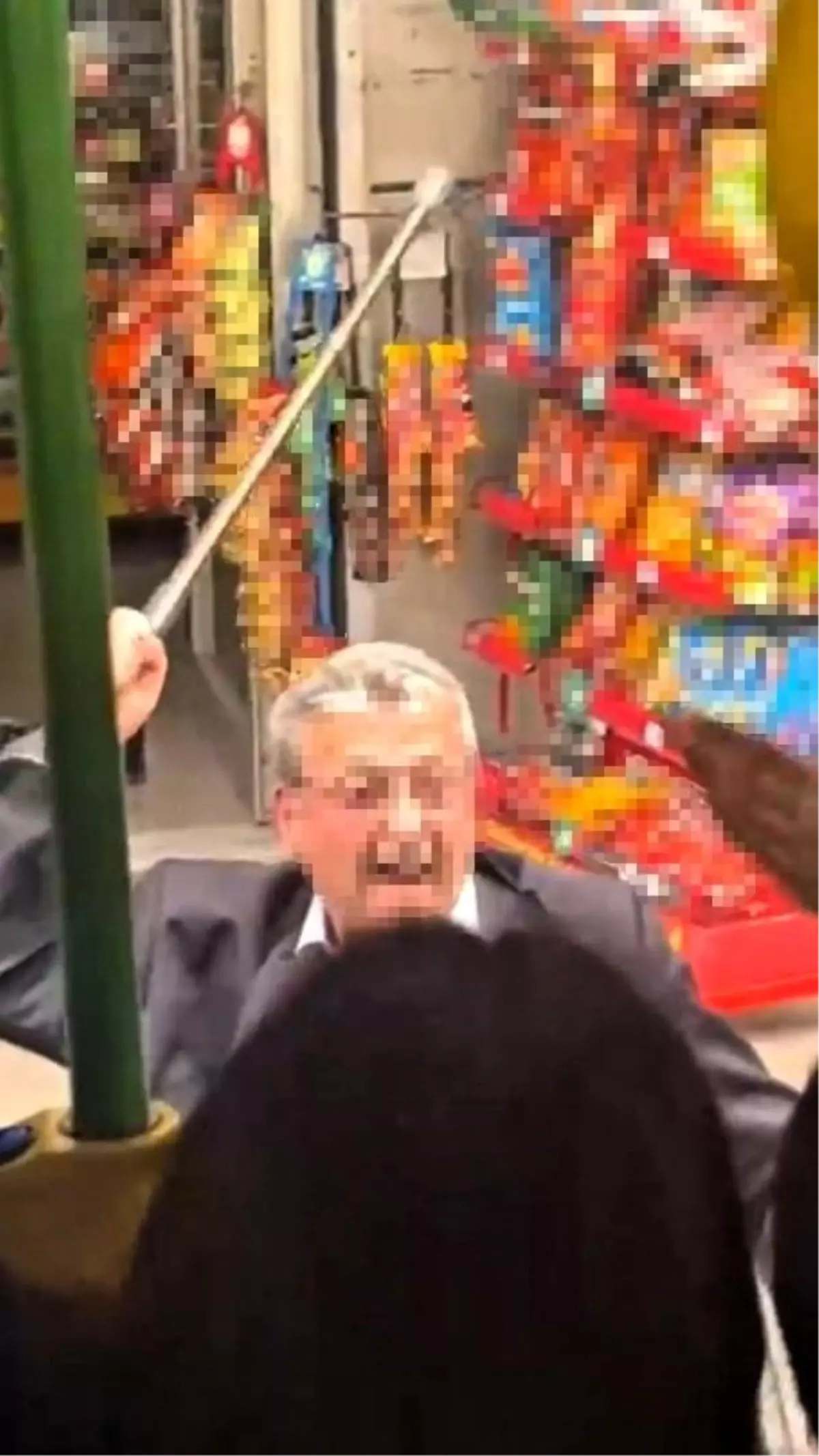 Otobüste kavga çıktı! Yaşlı yolcu bastonla saldırıp kafa attı