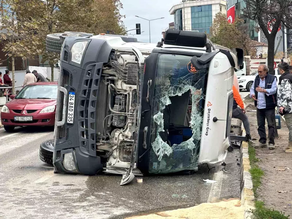 Sancaktepe\'de Beton Mikseri Devrildi