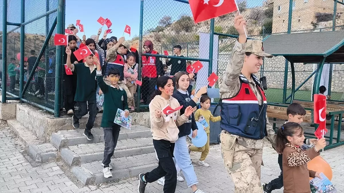 Siirt\'te Türk Kızılay ve jandarma ekipleri öğrencilerin "Cumhuriyet Bayramı"nı kutladı