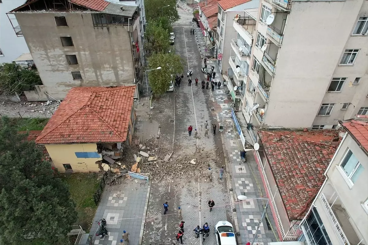 Sındırgı\'da Deprem Sonrası Bina Kısmen Yıkıldı