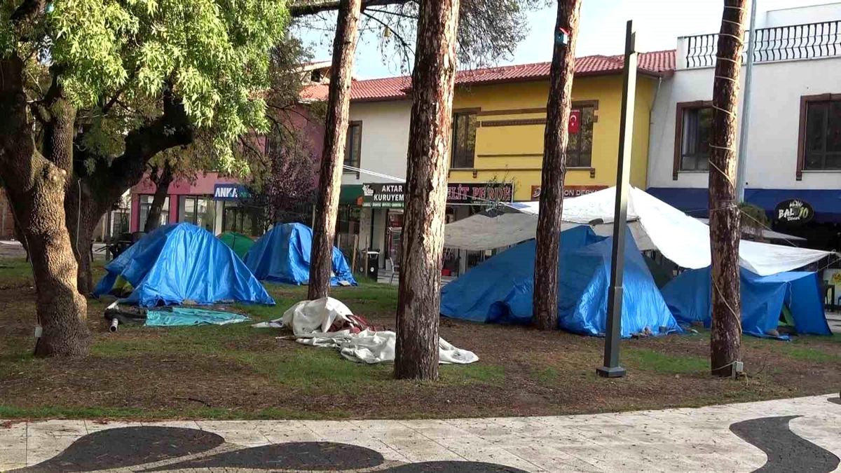 Sındırgı\'da Deprem Korkusu: Sokakta Gece Geçiren Vatandaşlar