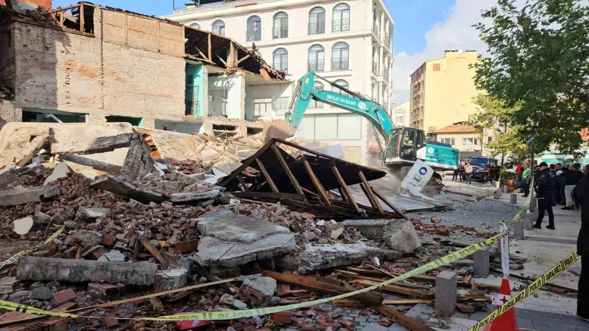 Balıkesir\'de Deprem Sonrası Enkaz Kaldırma Çalışmaları Başladı