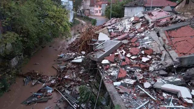 Sındırgı'daki yıkım gün ağarınca ortaya çıktı Sındırgı'daki yıkım gün ağarınca ortaya çıktı