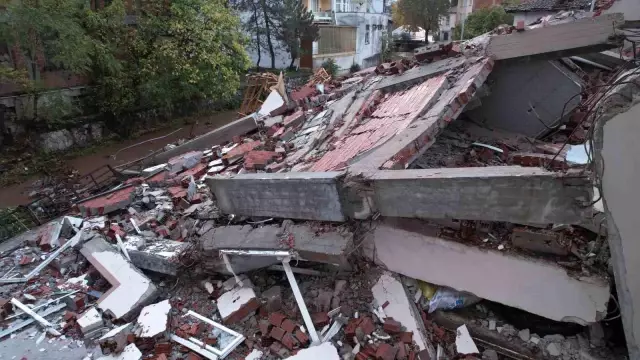 Sındırgı'daki yıkım gün ağarınca ortaya çıktı