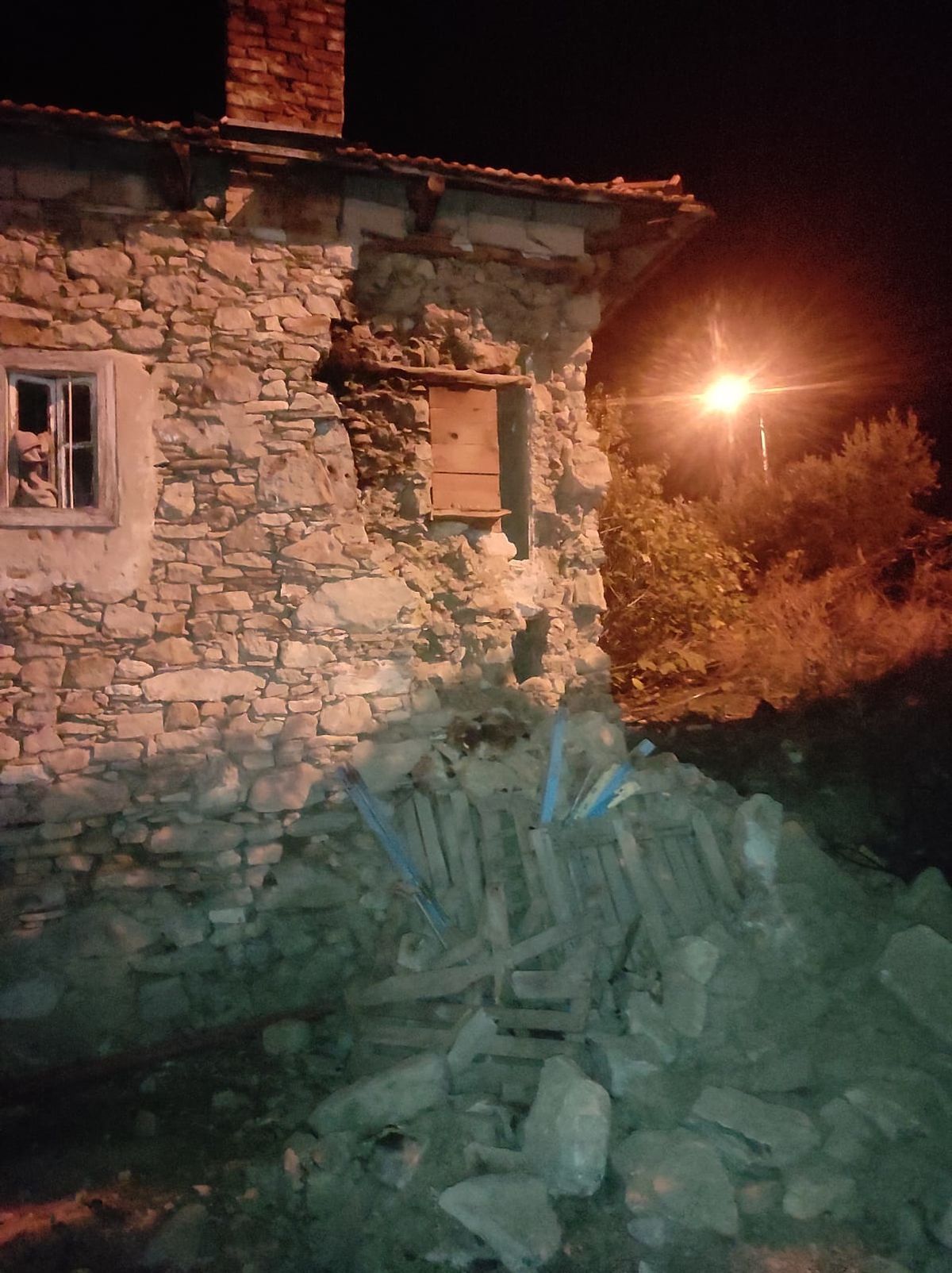 Manisa\'da Deprem Hasarı: 83 Yapı Etkilendi