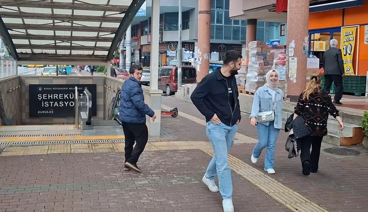 Bursa\'da Çöpleri Toplayan Vatandaş