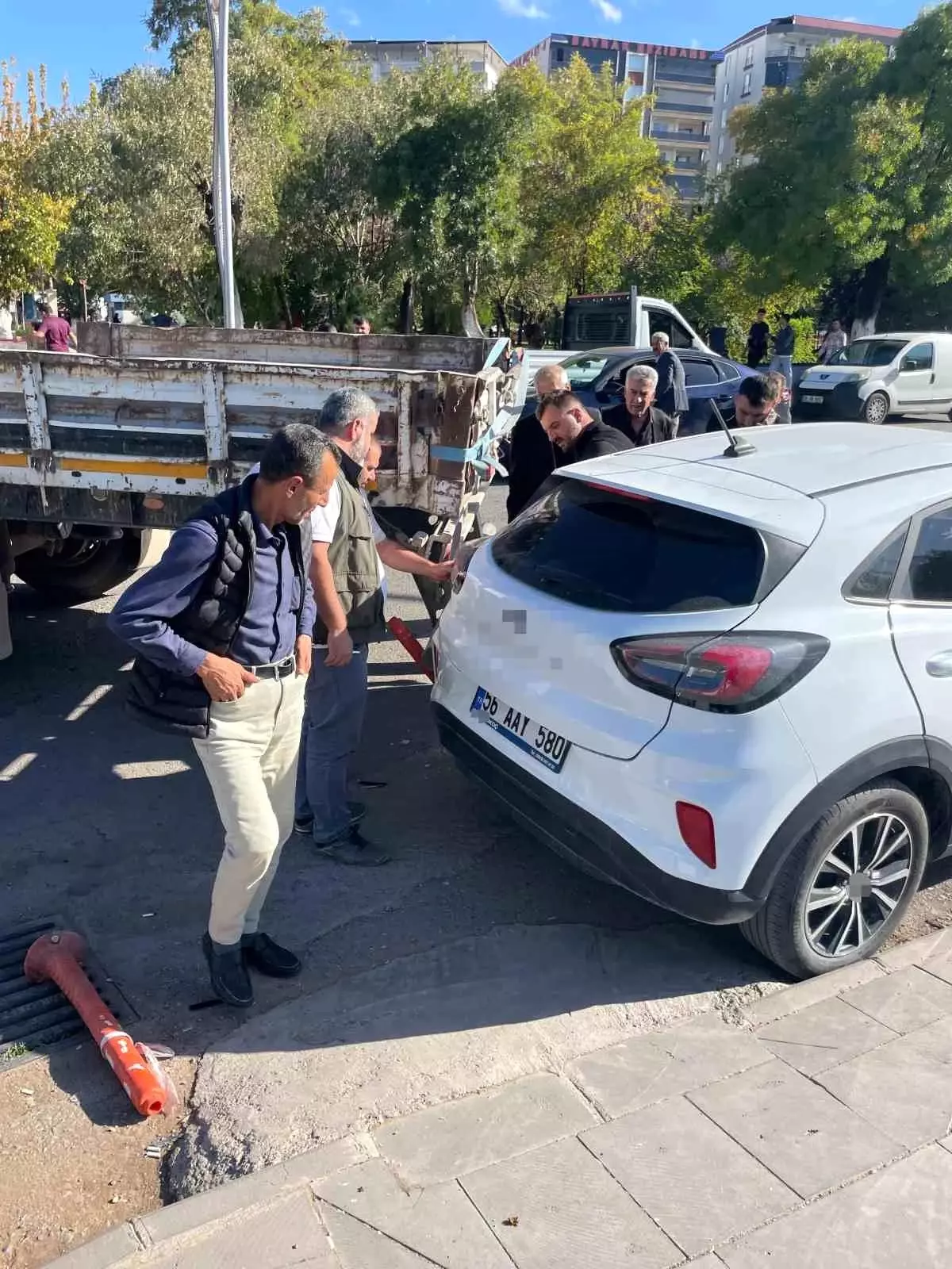 Tırın Dorse Kısmı Park Halindeki Araca Çarptı