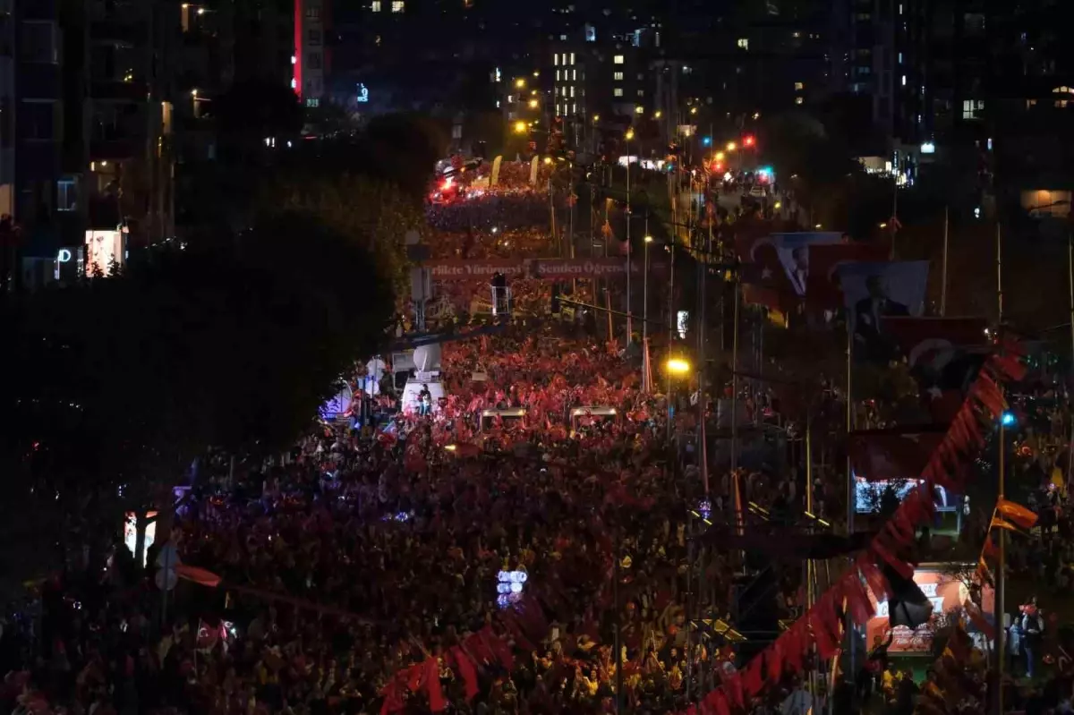 Bursa\'da Cumhuriyet Bayramı Coşkusu: On Binler \'Cumhuriyet Yürüyüşü\'nde Buluşuyor