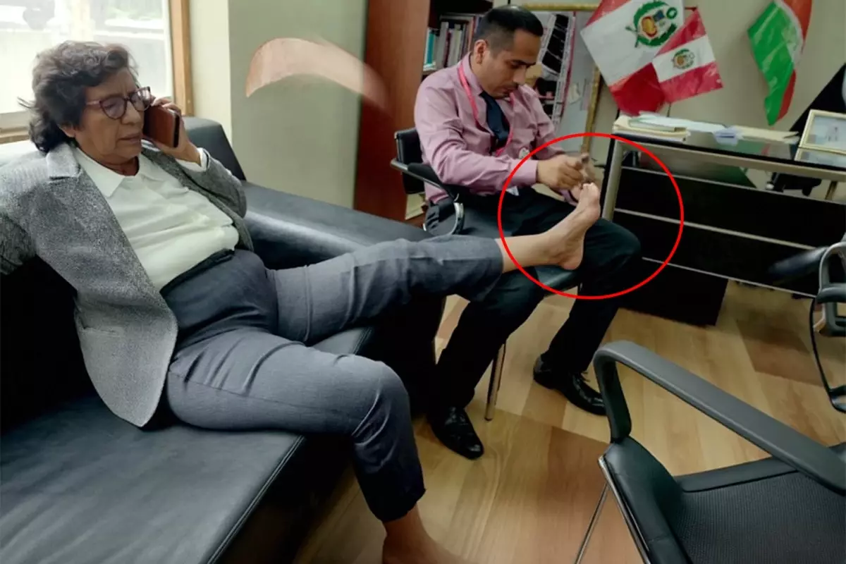 Ülke ayakta! Solcu vekil yardımcısına ayak tırnaklarını kestirdi