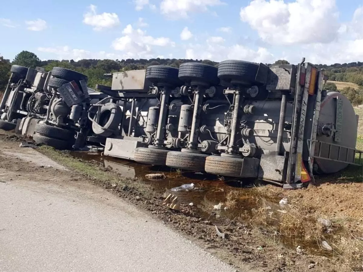 Uşak\'ta Tır Kaza Yaptı, Sürücü Yaralandı