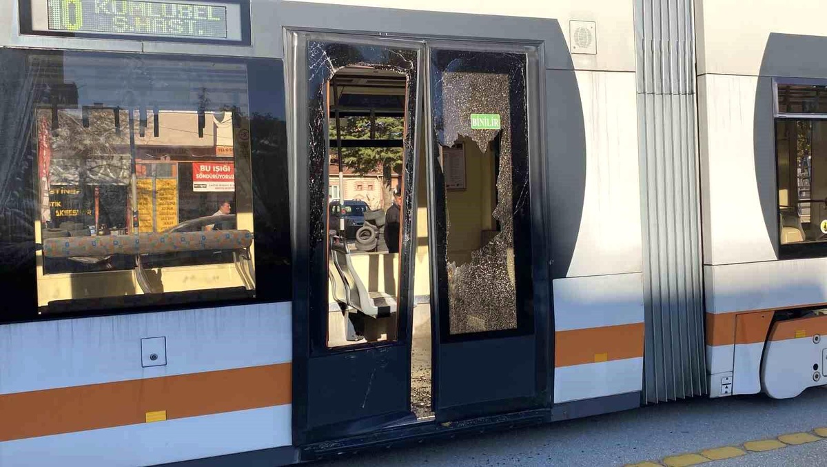 Eskişehir\'de Tramvay Servise Çarptı: 3 Yaralı