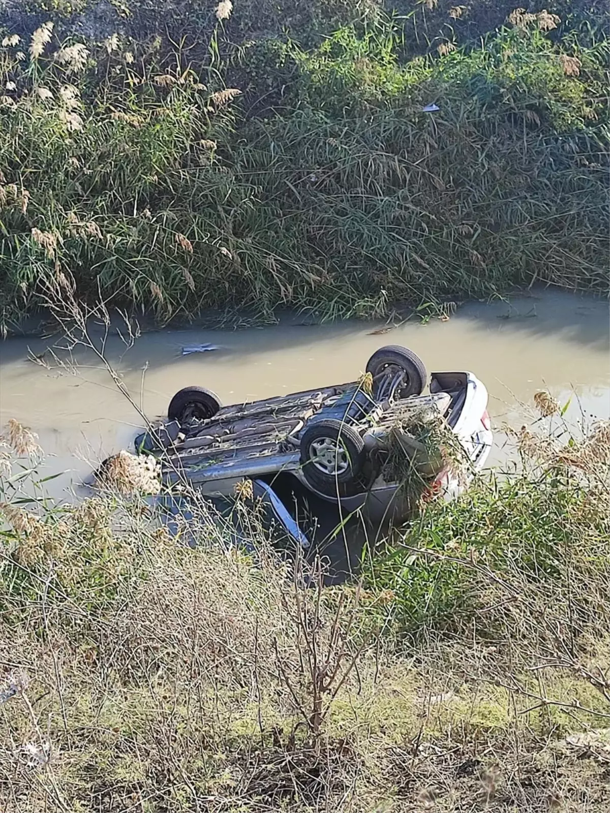 Yüreğir\'de Otomobil Sulama Kanalına Devrildi