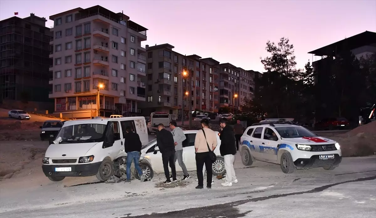 Besni\'de Zincirleme Trafik Kazası: 5 Yaralı