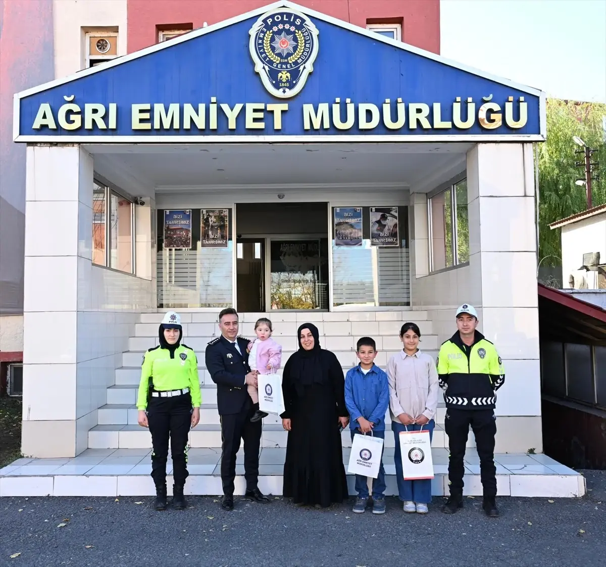 Asmin\'in Anıt Ziyareti