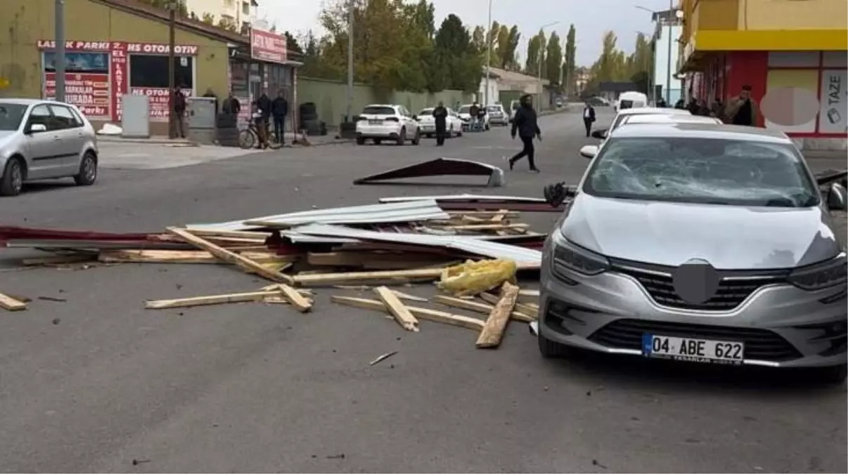 Patnos\'ta Şiddetli Rüzgar Çatıları Uçurdu