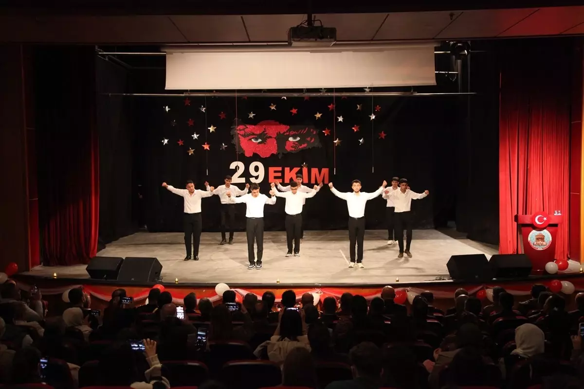 Ahlat\'ta Cumhuriyet\'in 102. yıl dönümü kutlandı