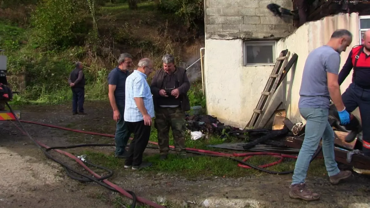 Artvin\'de Yangın: Ahşap Ev Kullanılamaz Hale Geldi