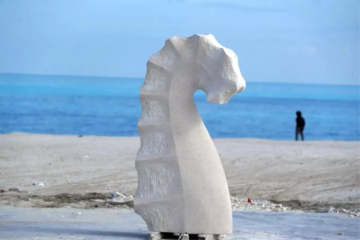 Yeni Alameyn\'de Heykellerle Süslenen Sahil