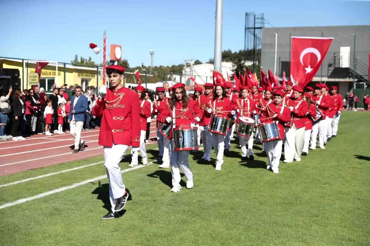 Aliağa Atatürk Stadyumu\'nda Cumhuriyet coşkusu