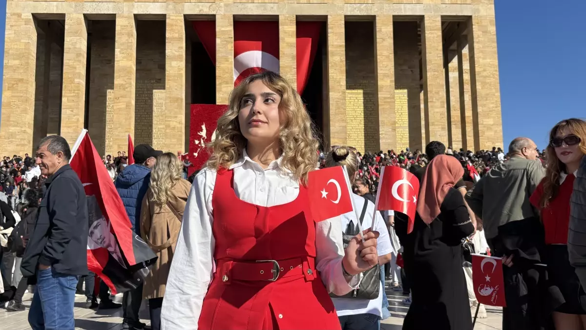 Anıtkabir, 29 Ekim Cumhuriyet Bayramı\'nda Ziyaretçi Akınına Uğradı