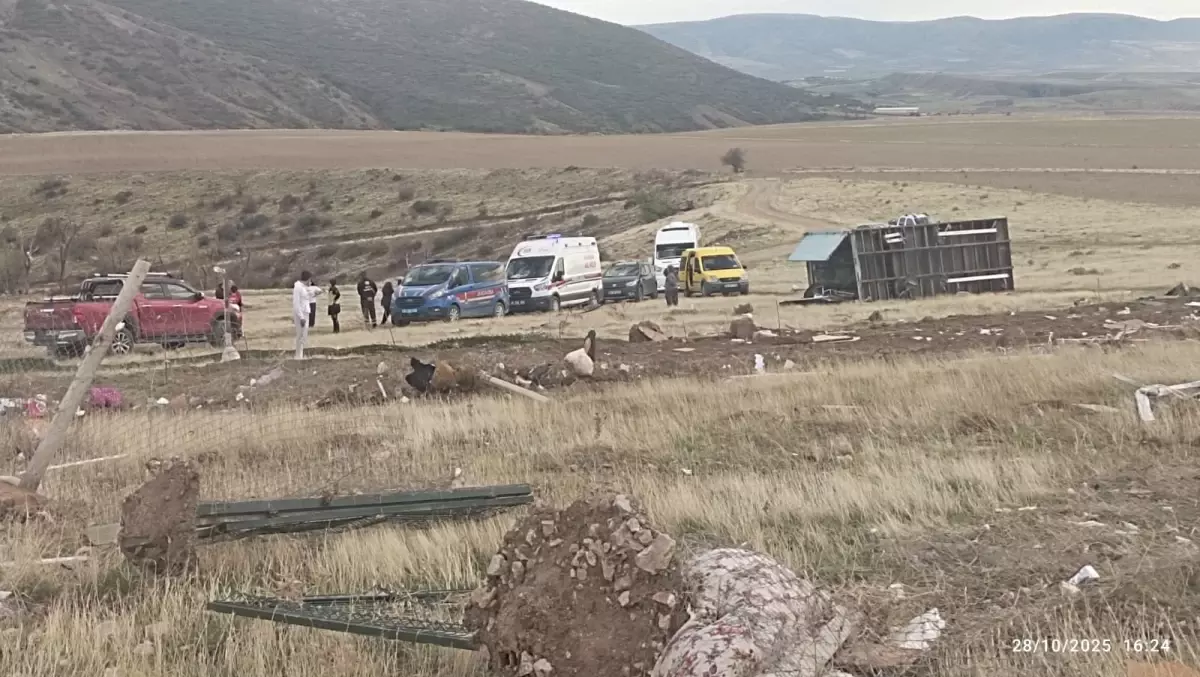 Ankara\'da fırtına nedeniyle konteyner devrildi: 1 ölü, 3 yaralı