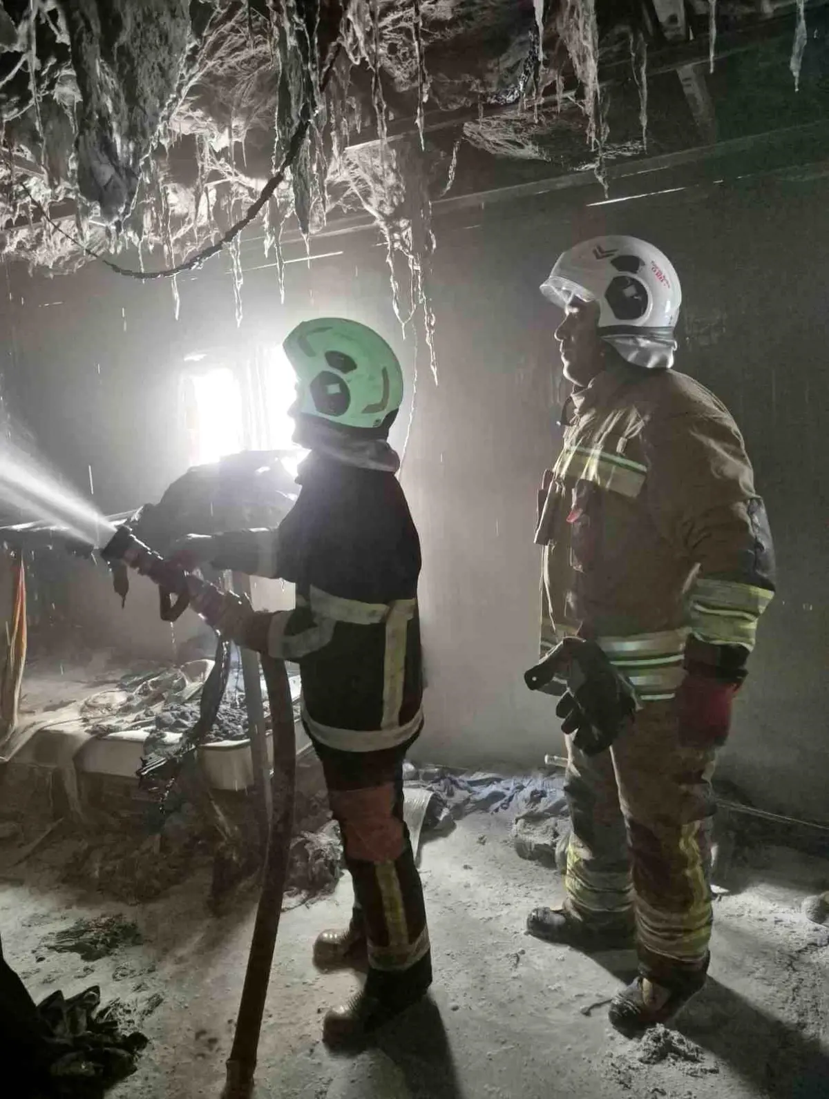 Hatay\'da Şantiye Alanında Yangın: Konteynerler Zarar Gördü