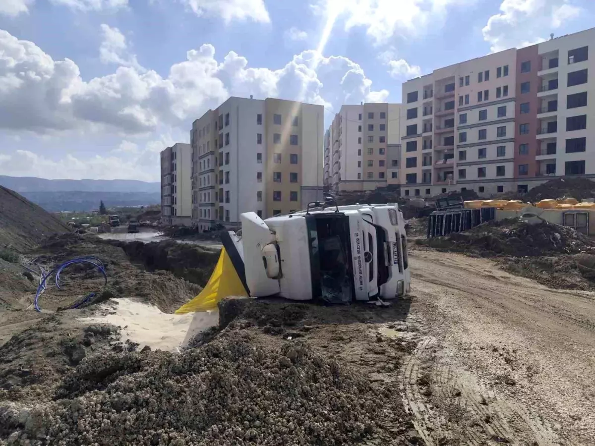 Hatay\'da Kum Yüklü Kamyon Devrildi