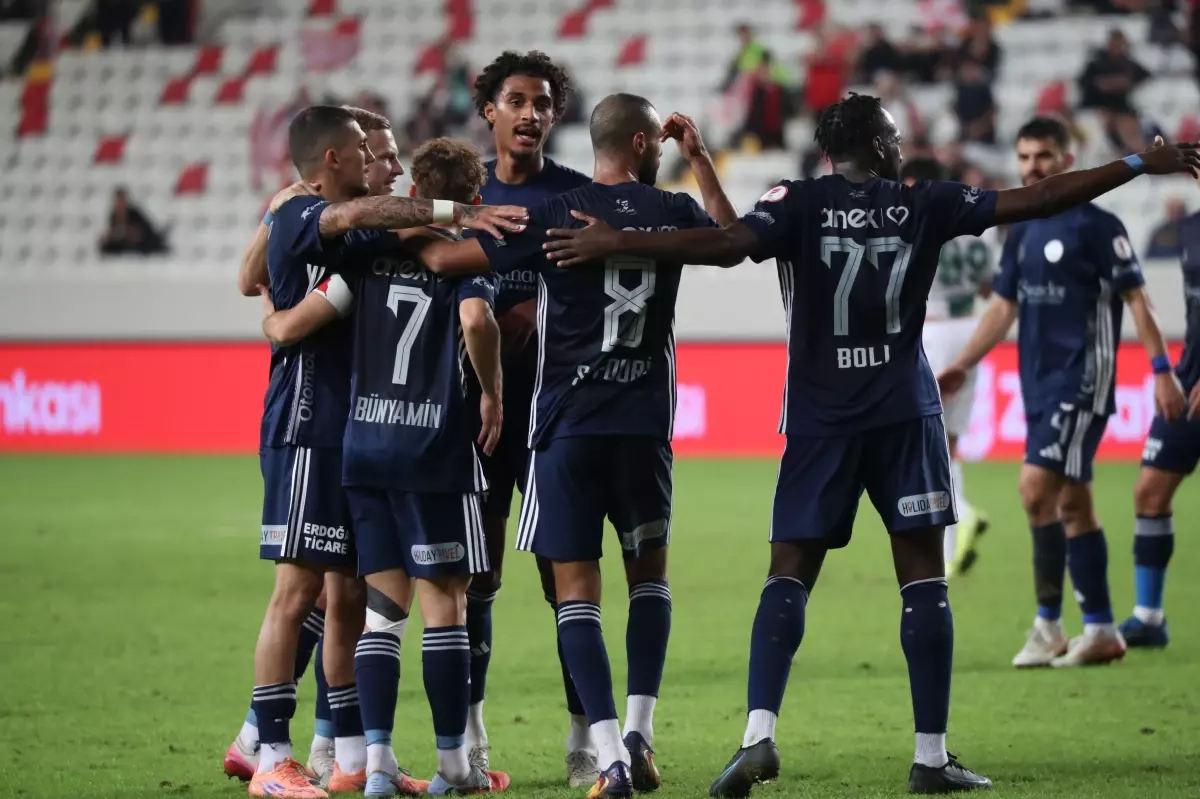 Antalyaspor, Bursaspor\'u 3-0 geçerek tura yükseldi