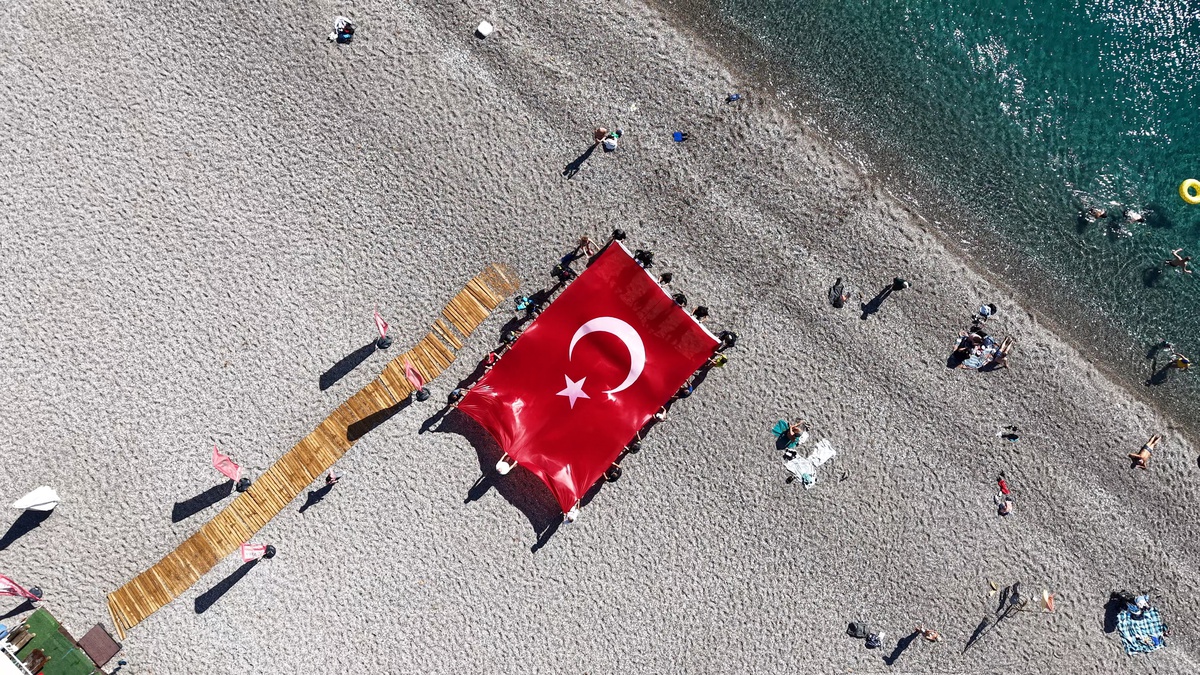 Cumhuriyet\'in 102. Yılı Deniz Altında Kutlandı