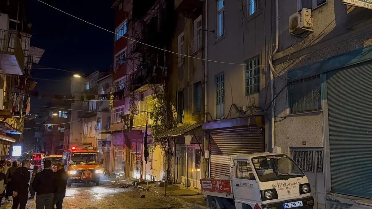 Beyoğlu\'nda Havai Fişek Yangını: 8 Kişi Kurtarıldı