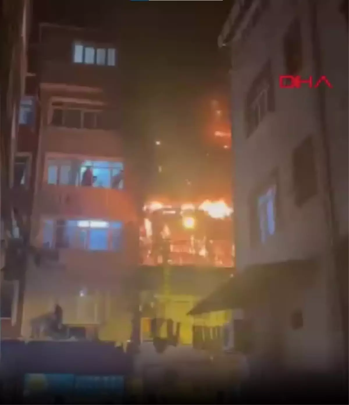 Beyoğlu\'nda kız istemede patlatılan havai fişekler evi yaktı: 8 kişi dumandan etkilendi