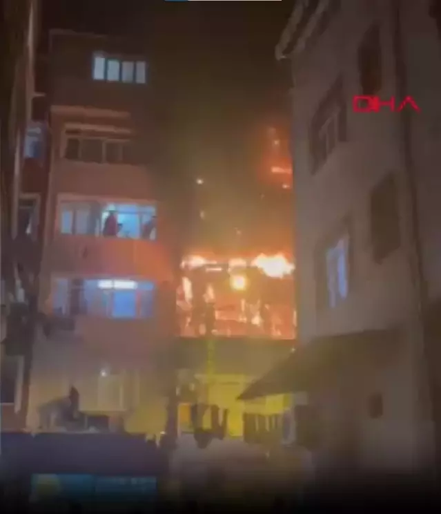 Beyoğlu'nda kız istemede patlatılan havai fişekler evi yaktı: 8 kişi dumandan etkilendi | Son Dakika