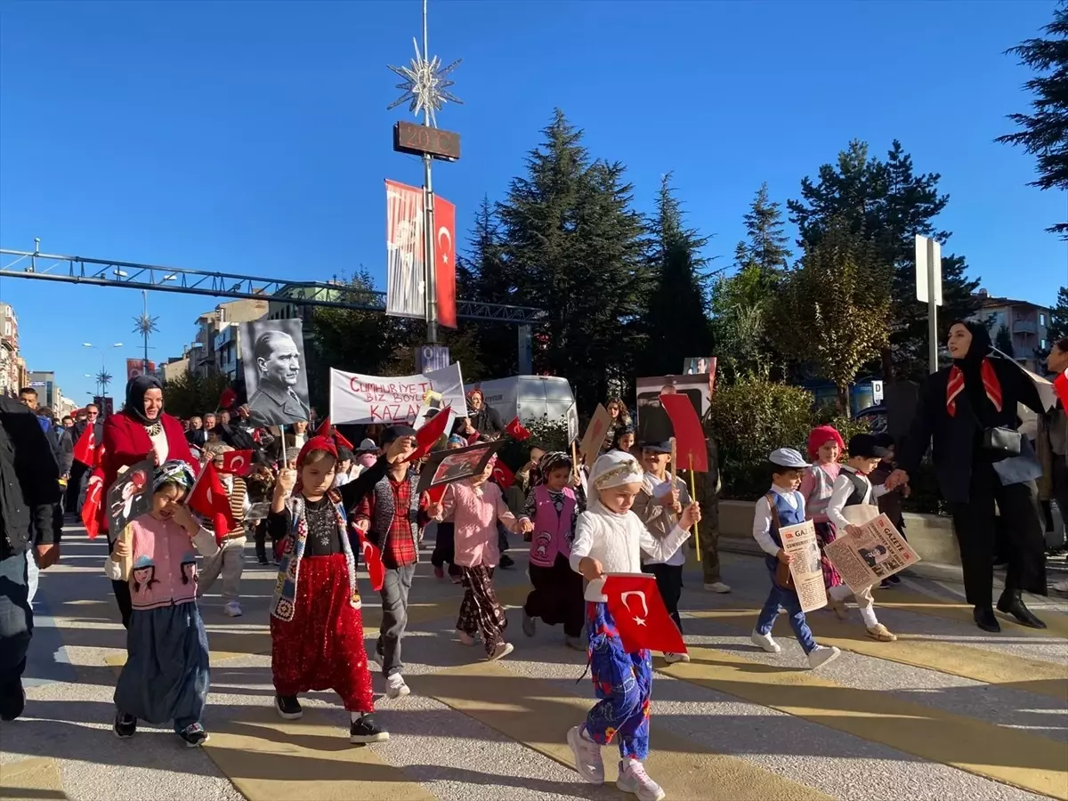 Bozüyük\'te Cumhuriyet Bayramı Yürüyüşü