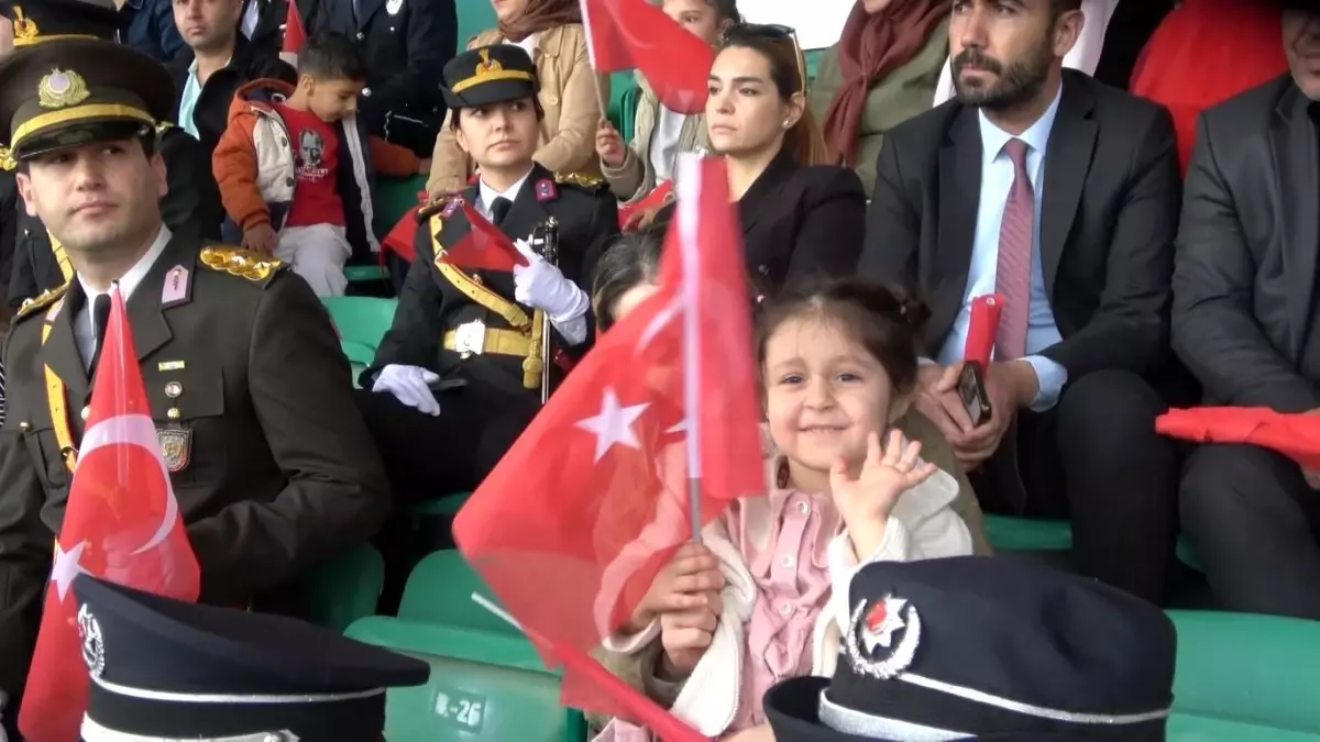 Bingöl\'de 29 Ekim Coşkuyla Kutlandı