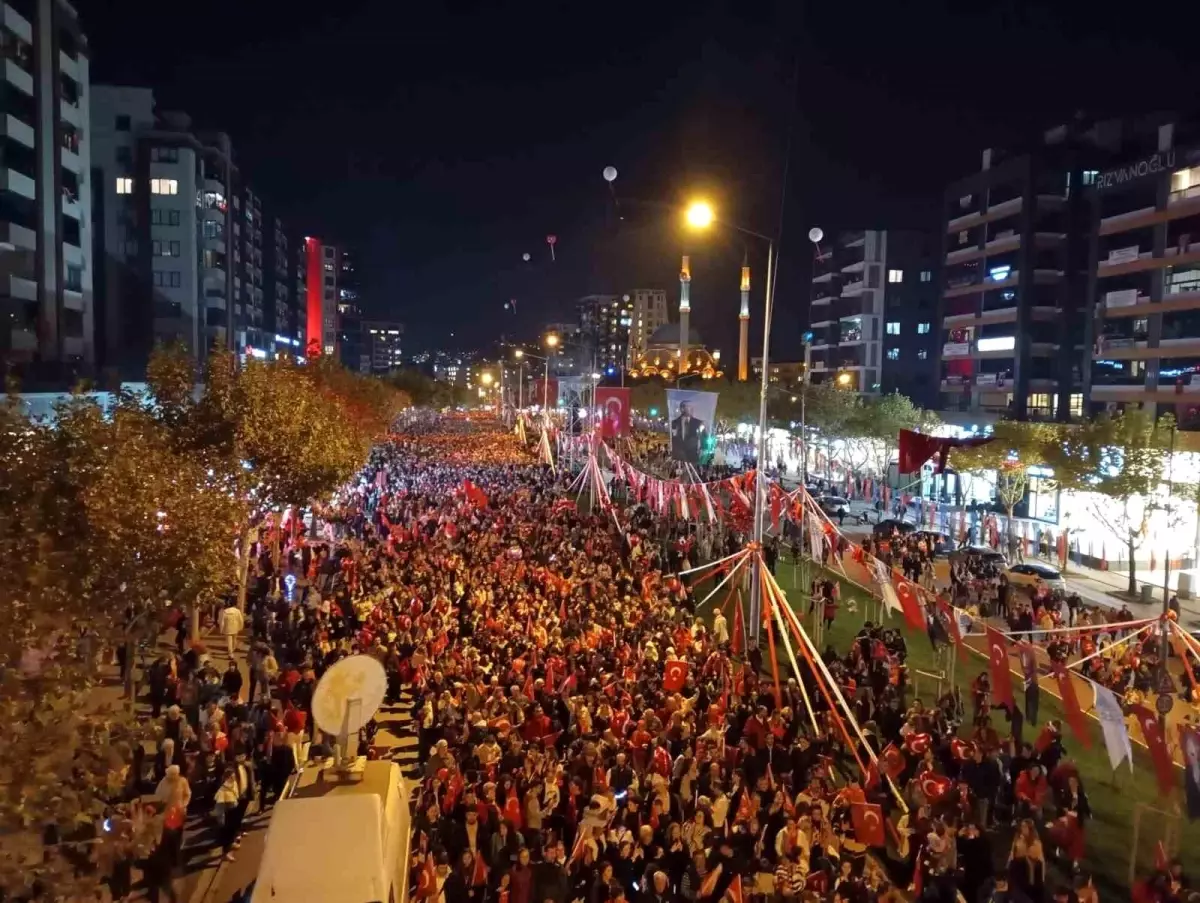 Bursa\'da onbinlerce kişi Cumhuriyet coşkusuna ortak oldu