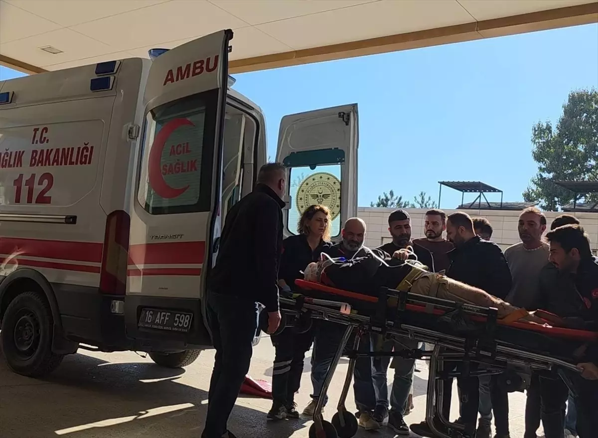 İnegöl\'de İskelenin Devrilmesiyle İşçi Yaralandı