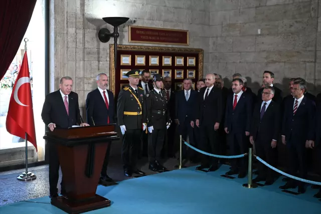 Cumhurbaşkanı Erdoğan, Anıtkabir'de! İşte Özel Defter'e yazdığı not Cumhurbaşkanı Erdoğan, Anıtkabir'de! İşte Özel Defter'e yazdığı not