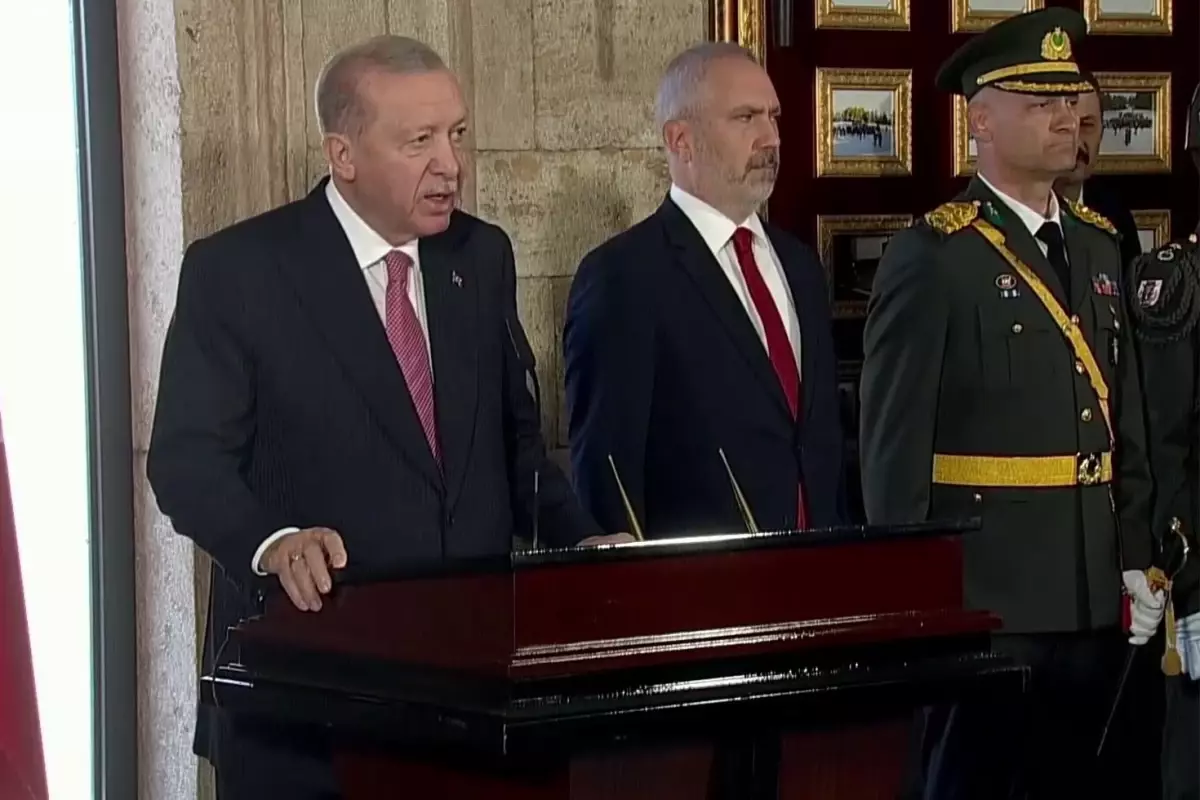 Cumhurbaşkanı Erdoğan\'dan Anıtkabir ziyareti! İşte Özel Defter\'e yazdığı not