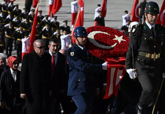 Cumhurbaşkanı Erdoğan, Anıtkabir'de! İşte Özel Defter'e yazdığı not Cumhurbaşkanı Erdoğan, Anıtkabir'de! İşte Özel Defter'e yazdığı not
