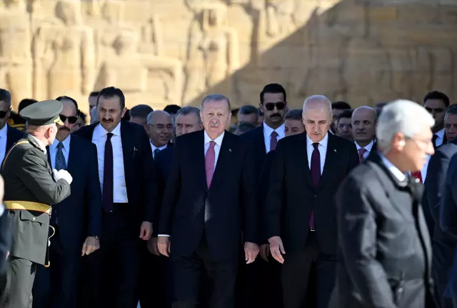 Cumhurbaşkanı Erdoğan, Anıtkabir'de! İşte Özel Defter'e yazdığı not Cumhurbaşkanı Erdoğan, Anıtkabir'de! İşte Özel Defter'e yazdığı not