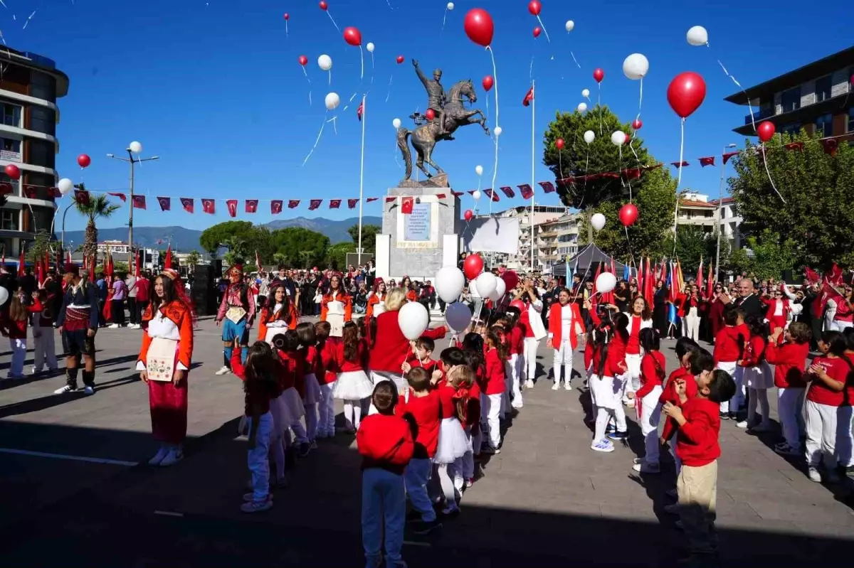 Edremit\'te Cumhuriyet\'in 102. Yılı Kutlandı