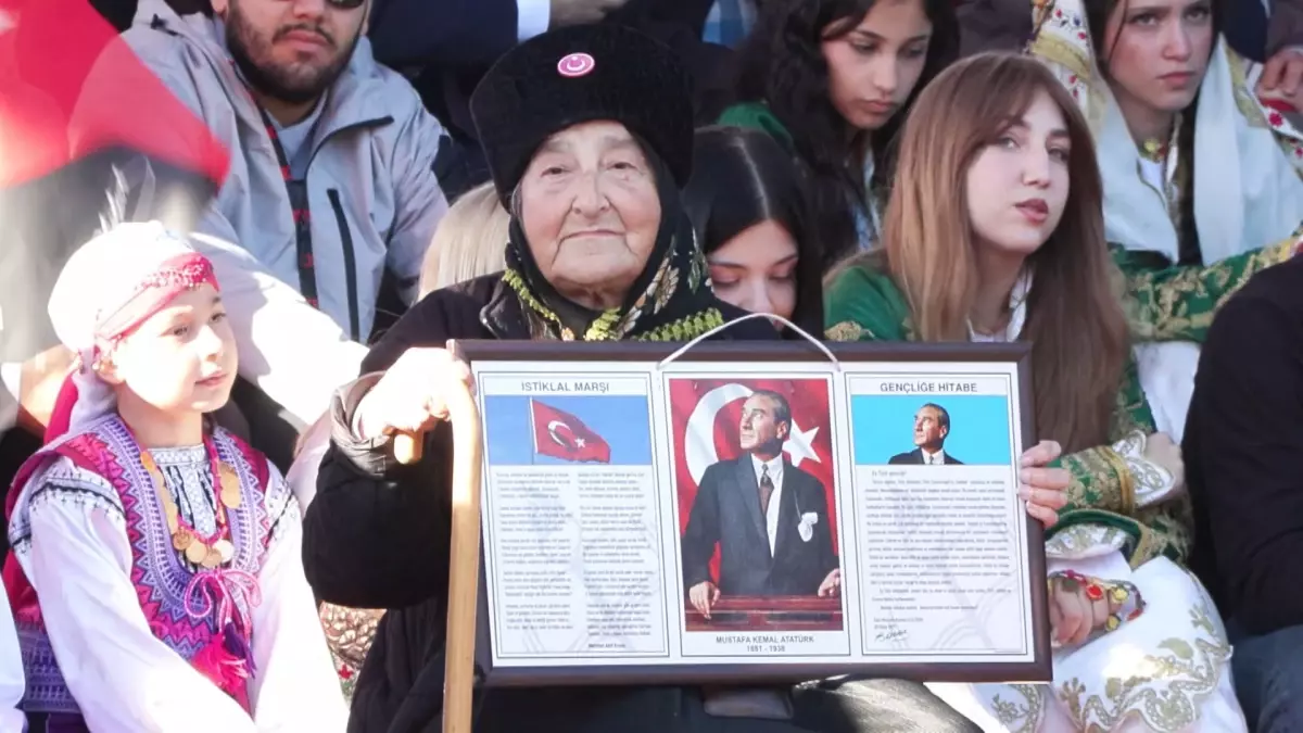 İstanbul\'da Cumhuriyet\'in 102\'nci Yılı Coşkuyla Kutlandı