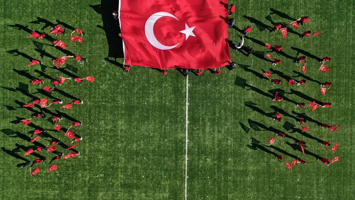 Depremin merkez üssü Sındırgı\'da 29 Ekim Cumhuriyet Bayramı coşkuyla kutlandı